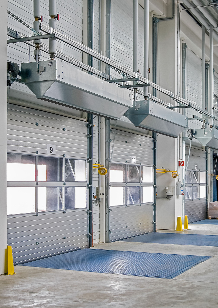 Im industriellen Bereich kommen Torluftschleier zum Einsatz, die große Luftvolumenströme aus Montagehöhen bis zu 4,5 m liefern.