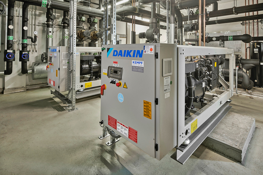 Dank separatem Verflüssiger sind die Kaltwassersätze optimal für die Innen­aufstellung geeignet.