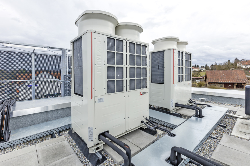 Das energiesparende HVRF-Klimasystem arbeitet mit zwei leistungsstarken Außengeräten mit Doppelventilatoren, die auf dem Dach aufgestellt sind.