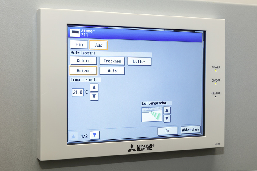 Hinter der Rezeption besteht über das Zentralfernbedienungssystem vom Typ AE200 Zugriff auf alle Innengeräte.