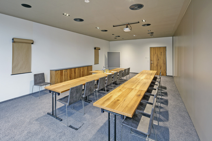 Im Erdgeschoss werden Tagungssäle klimatisiert. Diese Anwendung steuert über die Wärmerückgewinnungsfunktion den Großteil der zum Heizen der Zimmer benötigten Wärme bei.