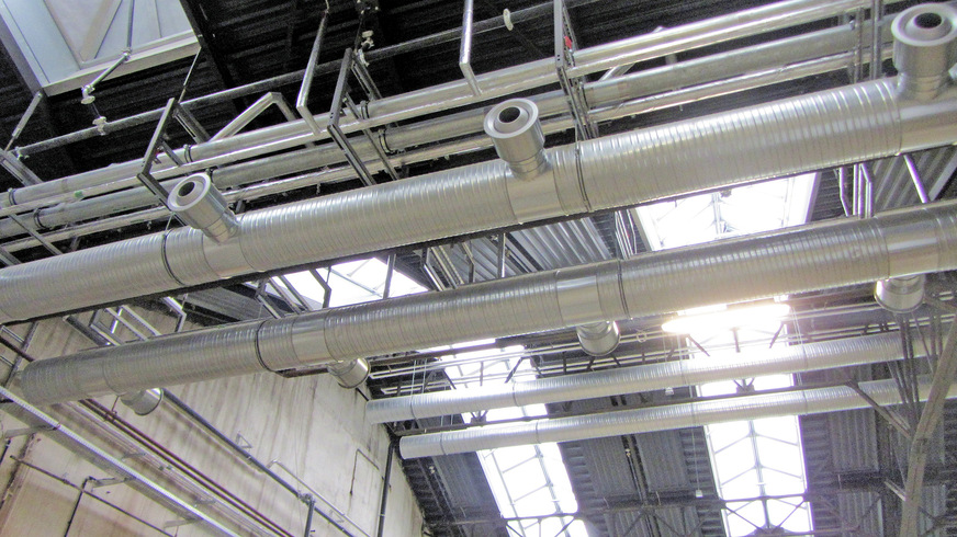 Große Teile der Gebäude­technik, darunter die Lüftungstechnik, sind frei sichtbar ausgeführt.