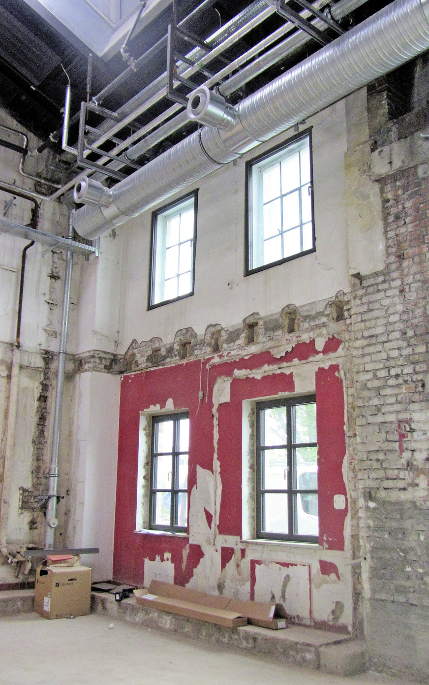 Um den historischen Industrie-Charme des Gebäudes zu bewahren, wurden die Spuren der Zeit bewusst sichtbar belassen. Auch die Luftverteilung ist in Sichtbauweise ausgeführt.
