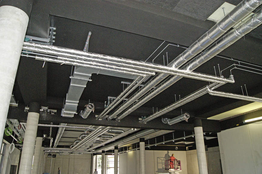 Für die Isolierung aller Rohrleitungen setzte man die Rohrschalen U Protect Pipe Section Alu2 von Isover ein.