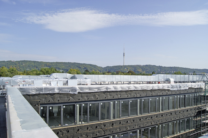 Auch alle Lüftungskanäle in den Innen- und Außenbereichen des Schulneubaus erhielten eine nichtbrennbare Isolierung.