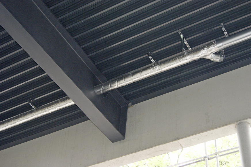 Ebenfalls mit der Lamellenmatte isoliert wurde eine innen liegende Dachentwässerung.