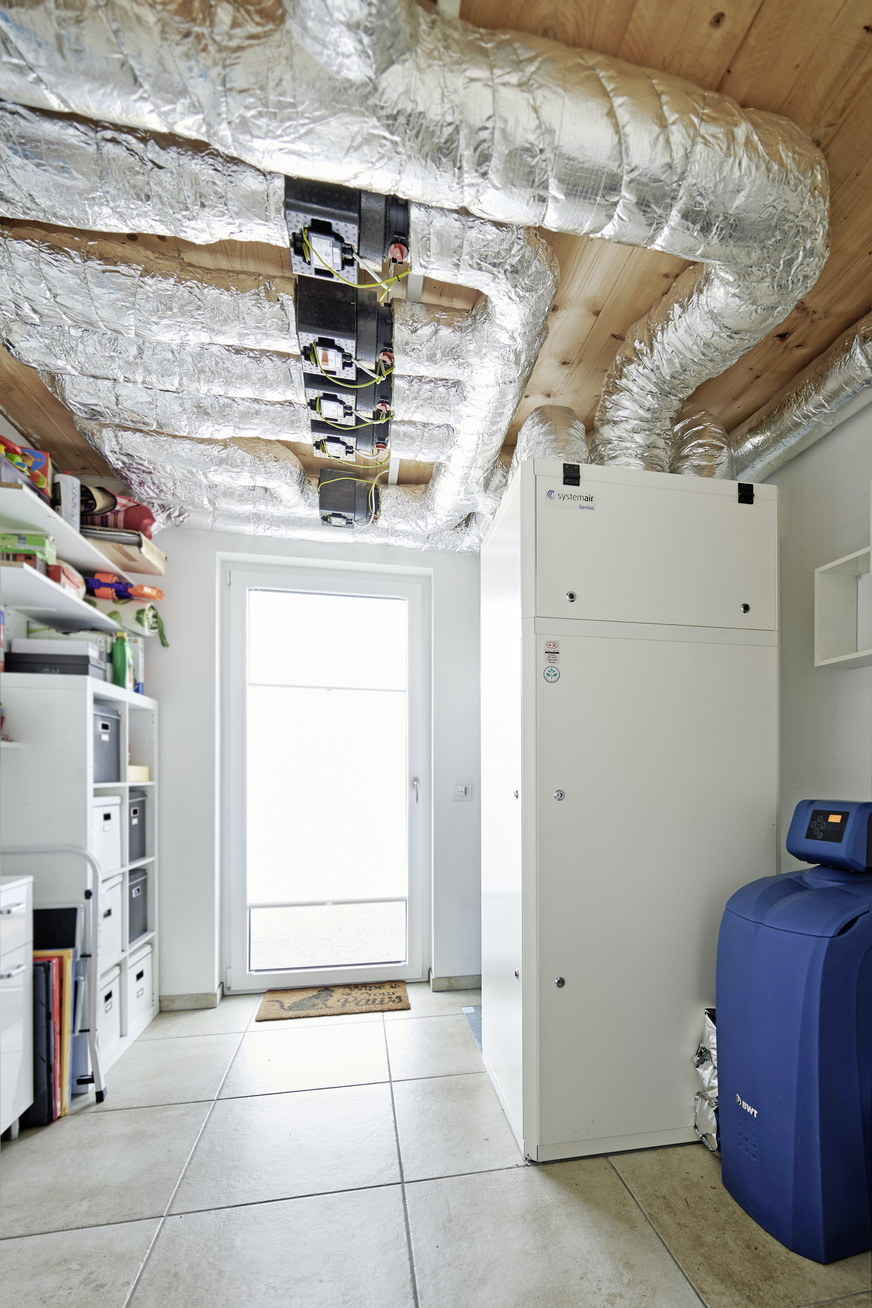 Die kompakte Genius-Anlage im Neubau vereint Wärmeerzeugung, Warmwasserbereitung, bei Bedarf heizende Lüftung sowie Kühlung in einem bodenstehenden Gerät.