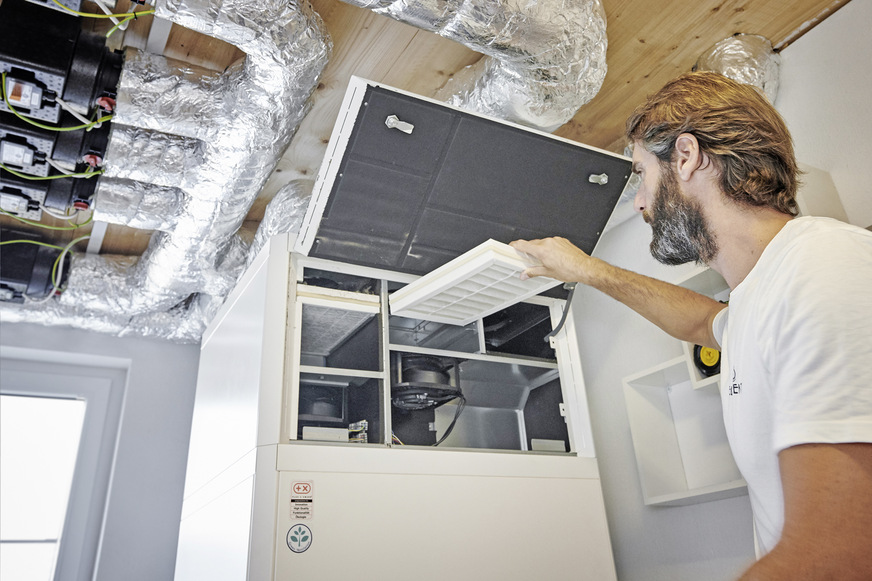 Der Wartungsaufwand für die Kombianlage beschränkt sich im Wesentlichen auf den einfachen Luftfilterwechsel, hier ausgeführt durch den Bauherrn.