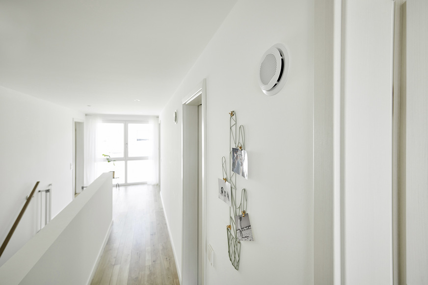 Die offene Architektur des Neubaus erforderte für die bedarfsgerechte Erwärmung der einzelnen Räume speziell im Obergeschoss eine sorgfältige Abstimmung der Luftmengenverteilung.