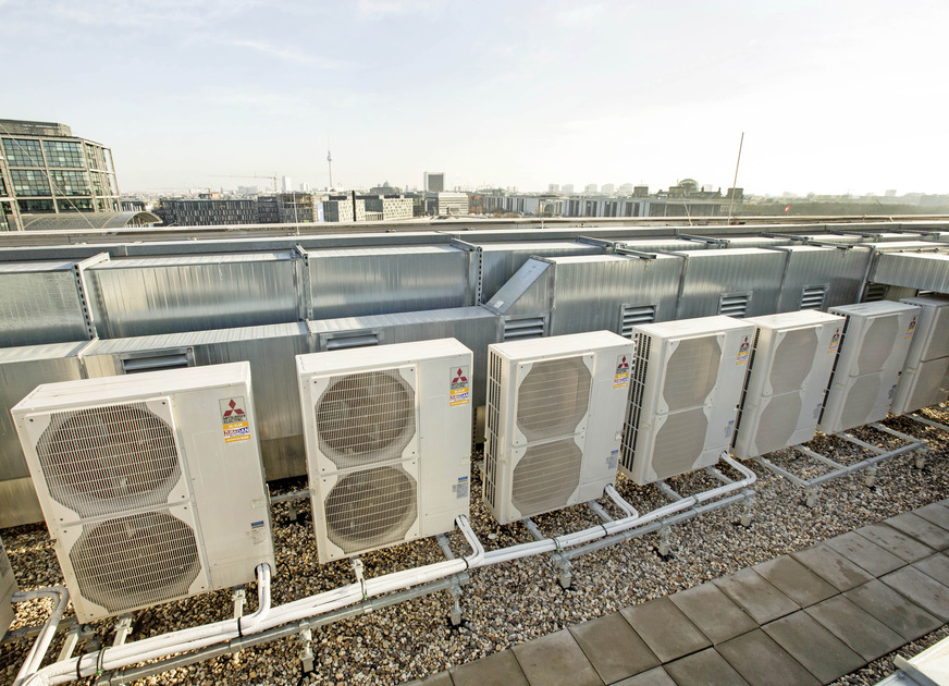 Mit Ecodan Luft- / Wasser-Wärmepumpen können bis zu sechs Geräte in einer Kaskade geschaltet und eine Heizleistung bis zu 138 kW erreicht werden.