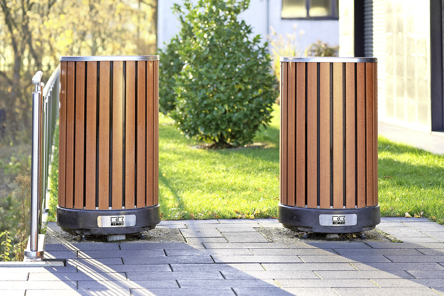 Mit etwas Abstand zueinander wurden die beiden Wärmepumpen-Außenmodule in der Ausführung Camura platziert.