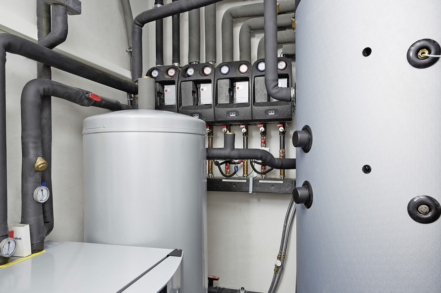 Im Heizraum befinden sich neben dem Innenmodul der Wärmepumpe die beiden Speicher sowie die weiteren Komponenten.