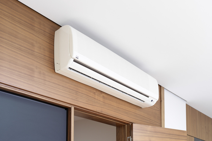 Eines der vier eingesetzten Klima-Wandgeräte: Der Einbau erfolgt mit einem Abstand von mindestens 120 mm zur Decke, um eine gute Luftverteilung zu gewährleisten sowie Reinigung und Wartung zu vereinfachen.