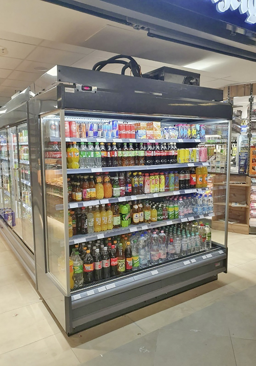 Die dezentralen Hybridmodule werden platzsparend direkt auf das jeweilige Kühlmöbel installiert.