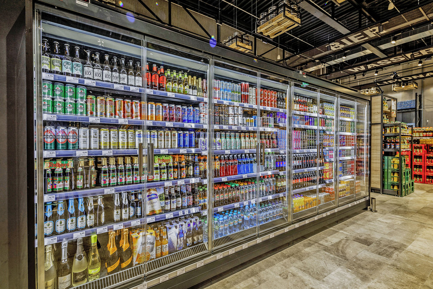 Sekt, Wein und Bier werden im Kühlregal TectoDeck MD5 perfekt gekühlt.