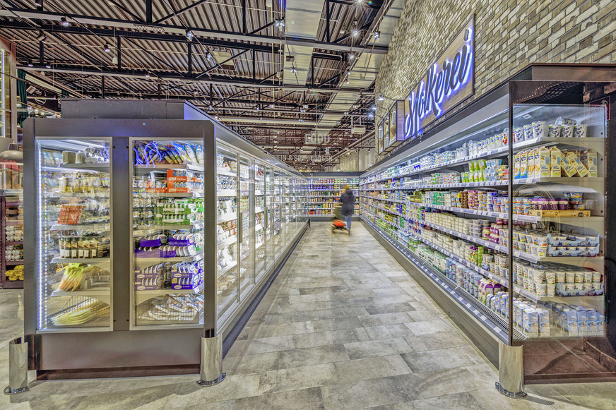 Auf über 30 Metern hält das Kühlregal TectoDeck MD5 Molkereiprodukte wie Joghurt und Milch frisch.