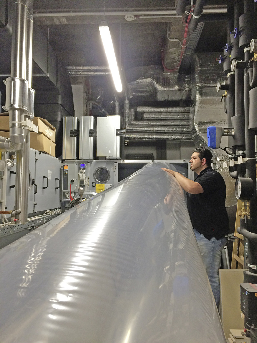 Dichtstoff wird zerstäubt und strömt in den Luftkanal.