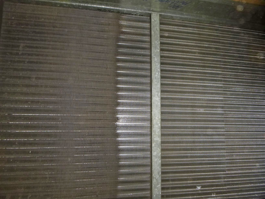 Heizregister links schmutzig, rechts gereinigt