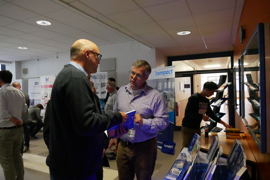 Die Pausen werden nicht immer mit Rauchen verbracht. Viele Kälten nutzen diese Zeit, um noch mehr Informationen zu bekommen.