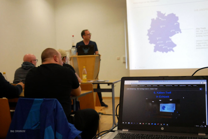 Diesmal übertragen wir die Vorträge mit richtig guter Technik live in den KältenKlub.