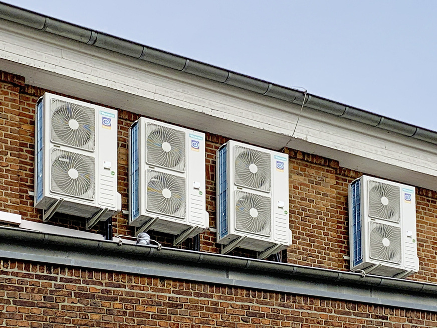 PAC Außeneinheiten von Hisense – Für kurze Leitungswege wurden die Außengeräte oberhalb eines Vorsprungs an der Fassade des Gebäudes installiert.