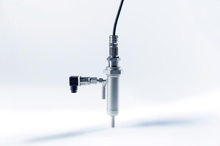 Systemaufbau der Messtechnik LiquiSonic, wobei Ultraschallsensor und Drucksensor im Durchflussadapter integriert sind