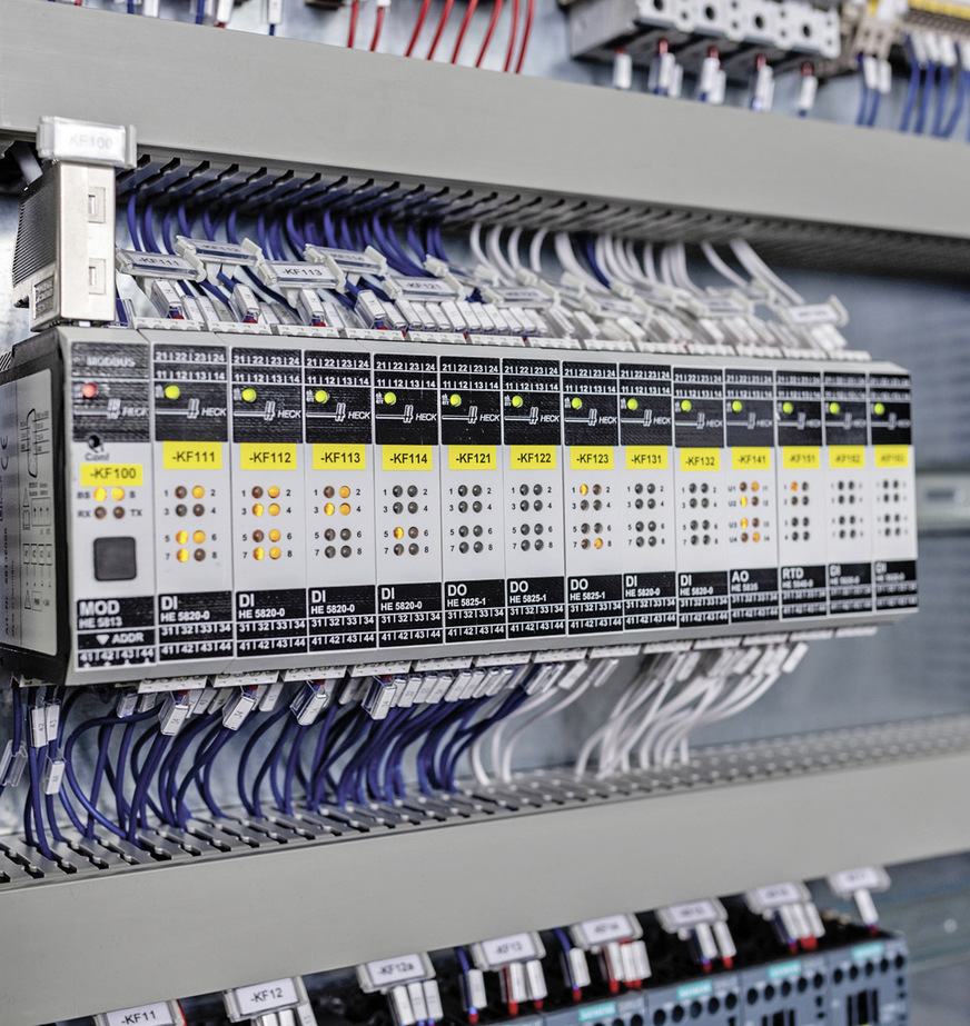 Die digitalen Eingangsmodule HE 5820 HIMOD von Hesch können bis zu acht binäre Signale von der Prozessebene erfassen und ergänzen damit den Multifunktionscontroller.