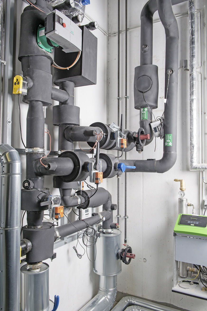 Aufgrund der niedrigen Wärmeleitfähigkeit (λ-Wert) und des hohen Wasserdampfdiffusionswiderstands (µ-Wert)  des ArmaFlex-Materials sind die Anlagen auch langfristig sicher vor Tauwasser und Energieverlusten geschützt.