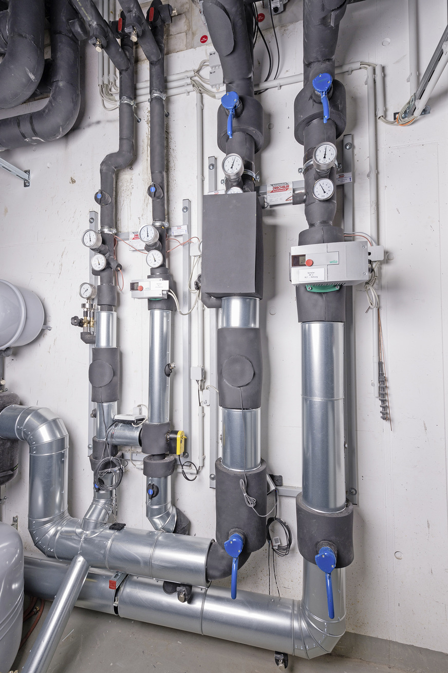 Leitungen in stoßgefährdeten Bereichen in der Technikzentrale wurden mit Stahlblechen Okabell ummantelt.