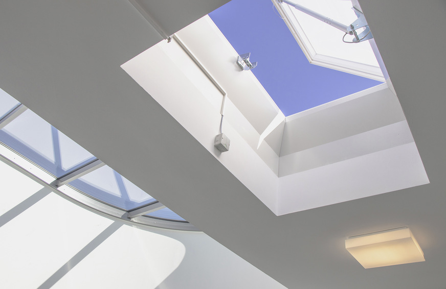 Der Zuluftventilator sorgt gezielt für frische Luft im gesamten Treppenraum. Diese verdünnt die eventuell ­eingedrungenen Rauchgase und spült sie durch eine geöffnete Lichtkuppel im Treppenraumkopf wieder aus.