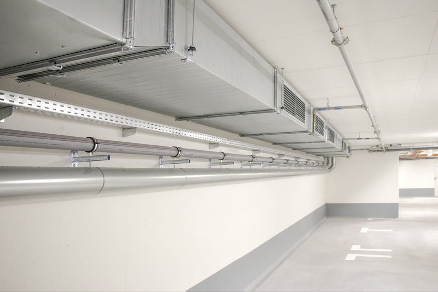 In der geschlossenen Tiefgarage sorgt eine maschinelle Abluftanlage durch die Reduzierung der Schadstoffkonzentration zuverlässig für frische Luft.