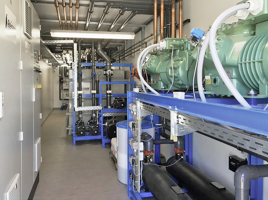 Im Container sind Kältemaschine, Schaltschrank, Tank und Wasserpflege gut erreichbar angeordnet.