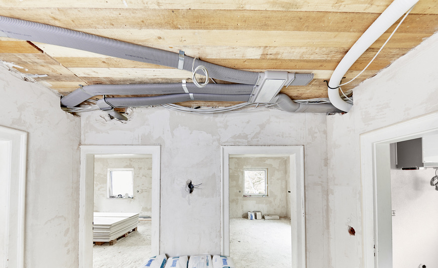 Bei der Installation der Zehnder Komfort-Lüftungssysteme wurden die Lüftungsrohre über der abgehängten Decke verlegt. Vom Abstellraum aus verlaufen sie in die übrigen Räume. Formteile, wie der Verteiler flat 51 zur Verteilung der Luftmengen auf die einzelnen Rohrleitungen erleichtern die Verlegung und sparen Zeit bei der Montage.