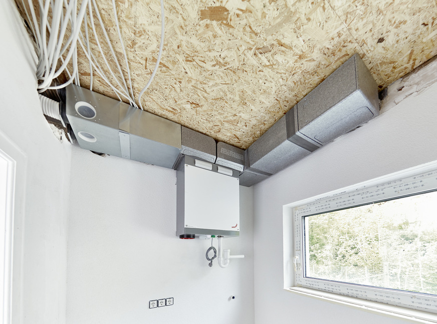 Im Abstellraum der Wohnungen im Erdgeschoss und im ersten Stock wurde ein Kompakt-Lüftungssystem für Wohnungen mit dem Komfort-Lüftungsgerät ComfoAir 180 eingesetzt. Es passt es in kleinste Räume und Nischen oder verschwindet im Standard-Küchenschrank.