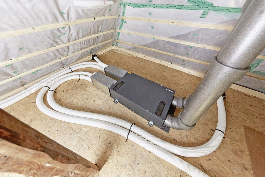 In der Dachgeschosswohnung kam das Komfort-Lüftungsgerät Climos 200 zum Einsatz, da hier kein Abstellraum vorhanden war. Da kein Kondensatablauf notwendig ist, konnte es liegend auf dem Boden im Dachspitz installiert werden.