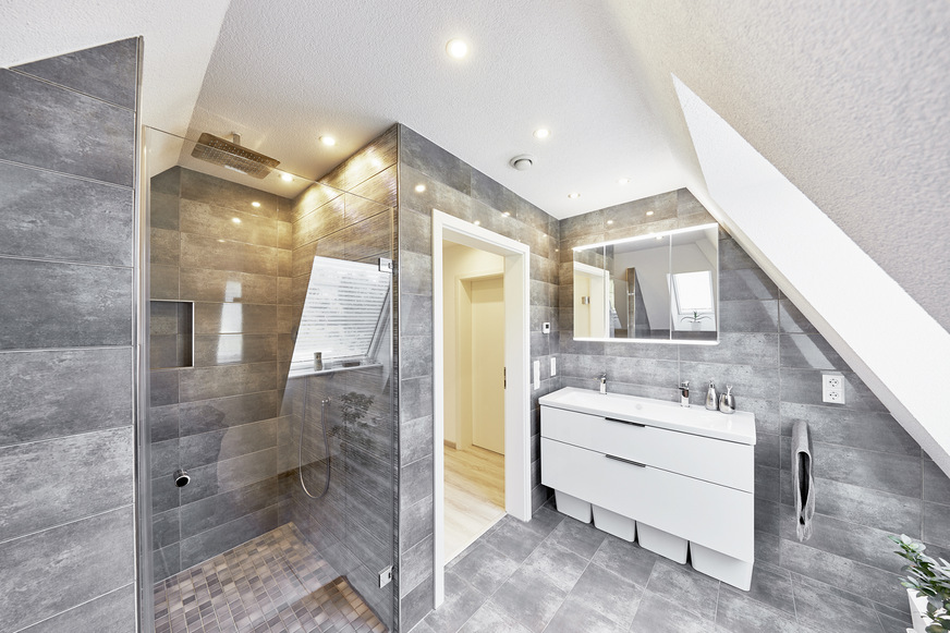 Verbrauchte, warme und feuchte Abluft wird wieder abgeführt. Da die Fensterlüftung entfällt, profitiert man so vor allem im Winter von einem allzeit angenehm warmen Badezimmer.