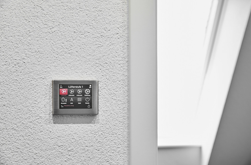 Mithilfe der Bedieneinheit kann jeder Bewohner sein Lüftungssystem individuell steuern. Dort wird der Betriebsmodus ausgewählt und die intelligente Steuerung zeigt automatisch an, wann der Filter gewechselt werden muss.