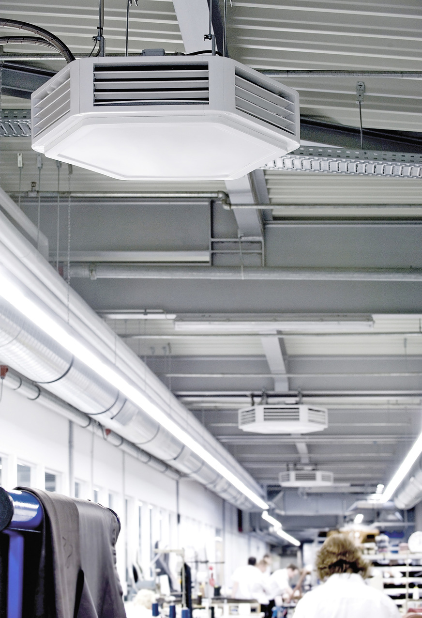 Für die Klimatisierung von Industriehallen eignen sich Lufterhitzer mit Kühlfunktion, wie der Fan Coil Ultra in modernem Design und mit flexibler Luftlenkung.