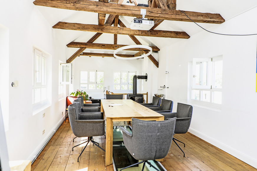 Mit modernem Equipment, stillvoller Einrichtung und nachhaltigem Heizsystem ist die Location unter anderem für Workshops und Tagungen vorgesehen.