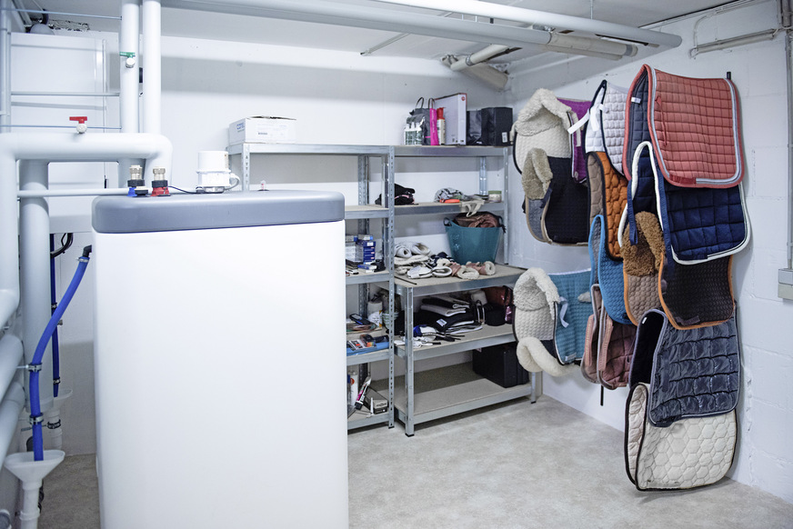 Durch den Wegfall des 4.500 l fassenden Öltanks wurde im Keller zusätzlicher Stauraum gewonnen, denn der 500 l fassende Wärmespeicher nimmt deutlich weniger Platz ein.