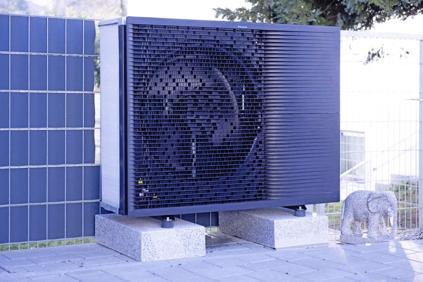 Das optisch ansprechende Außengerät steht direkt am Hauseingang unter dem Schlafzimmerfenster – und das, ohne die Nachtruhe zu stören.