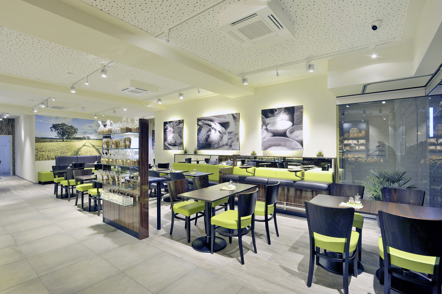 Um interne Wärmelasten geordnet abzuführen, sind der Tresenbereich wie auch das Café mit Klimatechnik ausgestattet.