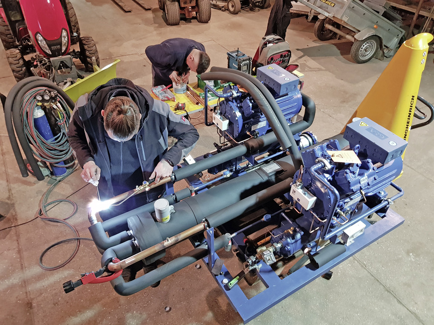 Aufbau der Zweikreis-Kälteanlage mit den Verdichtern vom Typ GEA Bock HGX44e beim Anlagenbauer Stefek.