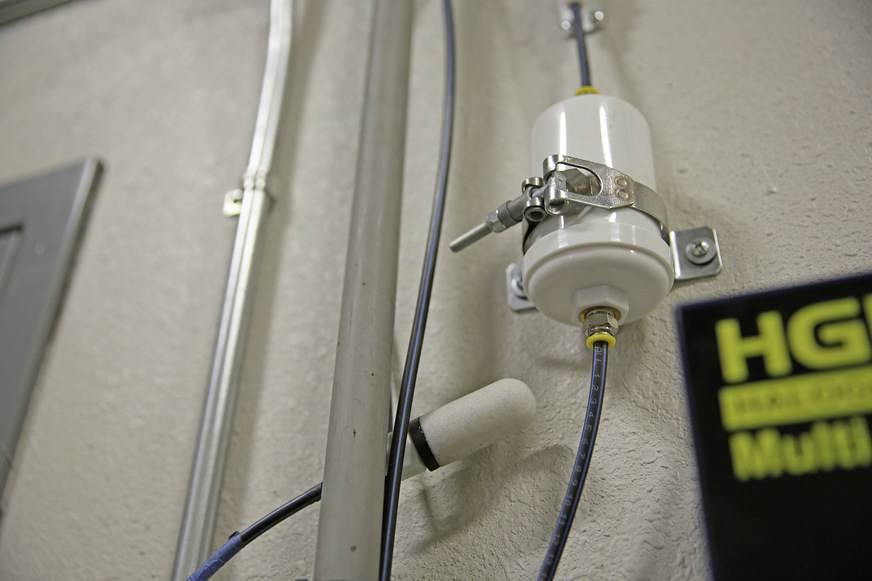 Kohlenstofffilter und Kältemittelsensor neben dem Kältemittelmonitor.