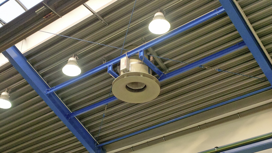 Die verbrauchte Hallenluft wird vertikal angesaugt, die vorgewärmte Zuluft durch einen Ausblaskranz horizontal ausgeblasen.