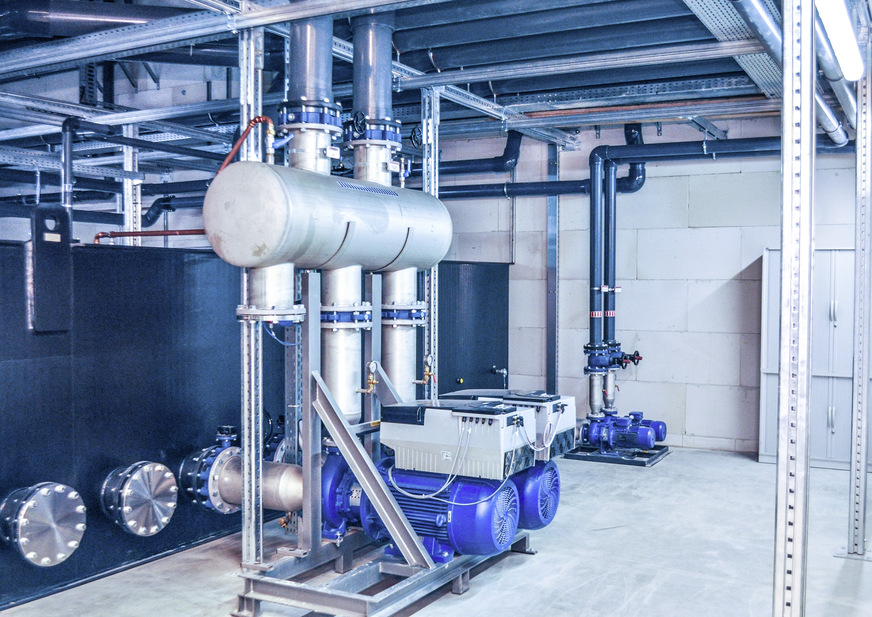 Zu den zahlreichen energiesparenden Konstruktionsmerkmalen der ECOPRO 2.0-Kälteanlagen gehören bedarfsgerecht regelbare Pumpen.