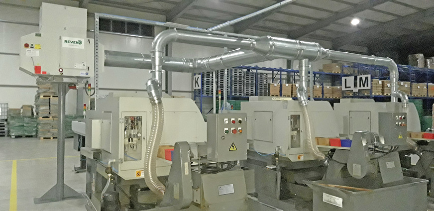 Gruppenabsaugung mit Sammelkanal und Zentralabscheider.