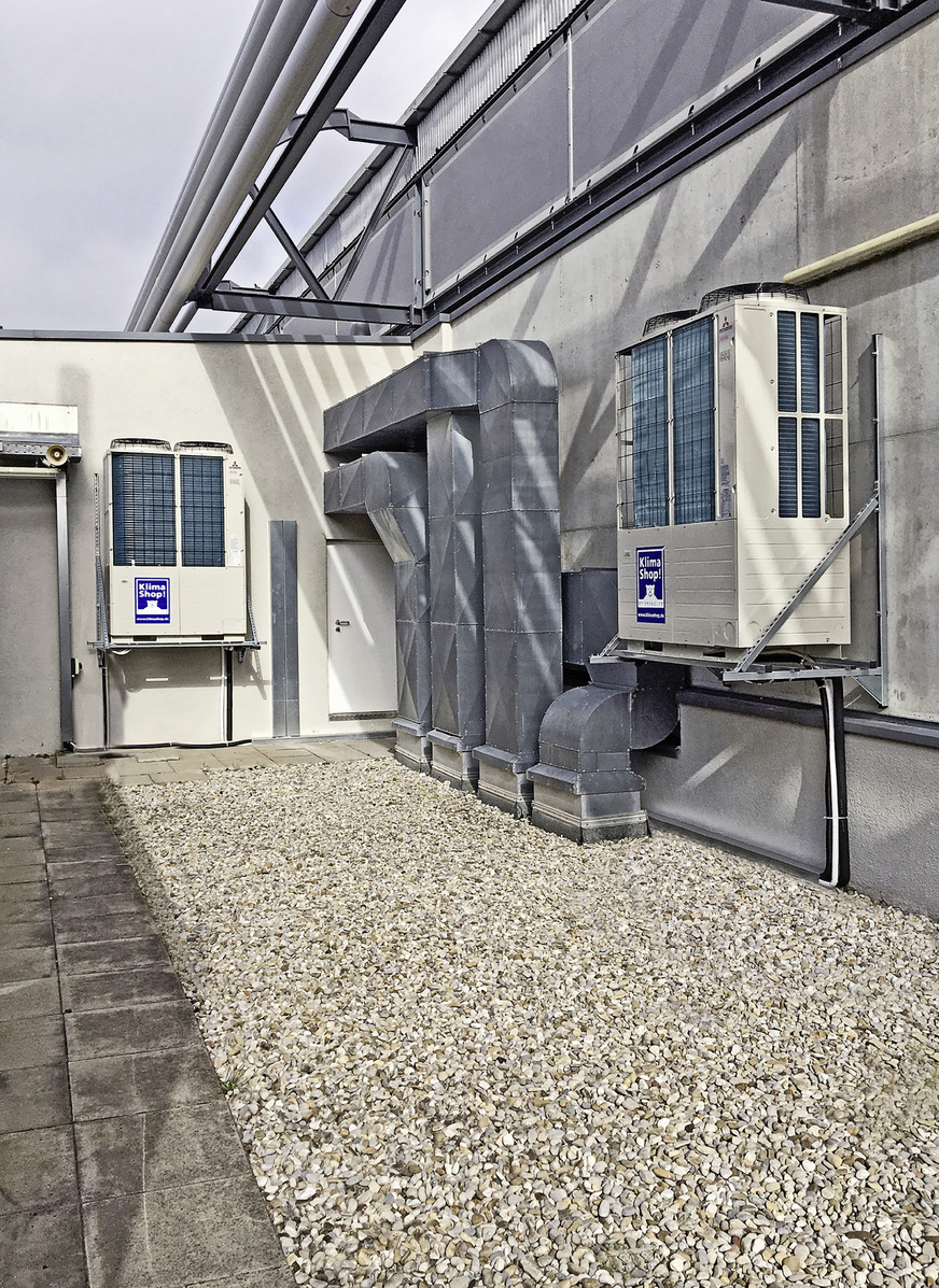 Die Außengeräte wurden mit einem Kran an ihren Aufstellungsort gebracht.