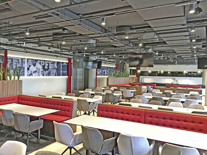 Eine Zentralfernbedienung steuert die Deckenkassetten, die sich in den unterschiedlichen Bereichen im Gebäude befinden.