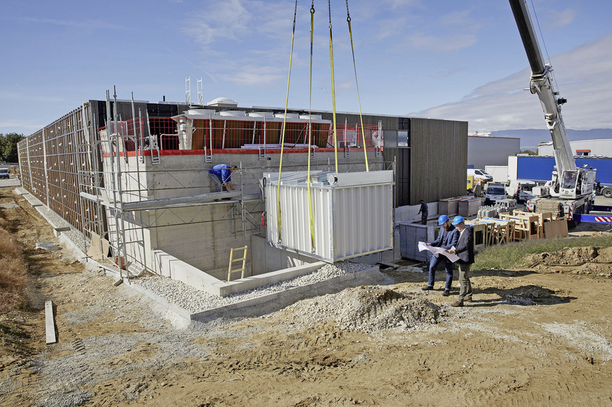 Einbringung des Eis­speichers in Etagnières. Die intelligente Verbindung mit der eigenen PV-Anlage sorgt für die Einlagerung überschüssigen Sonnenstroms.